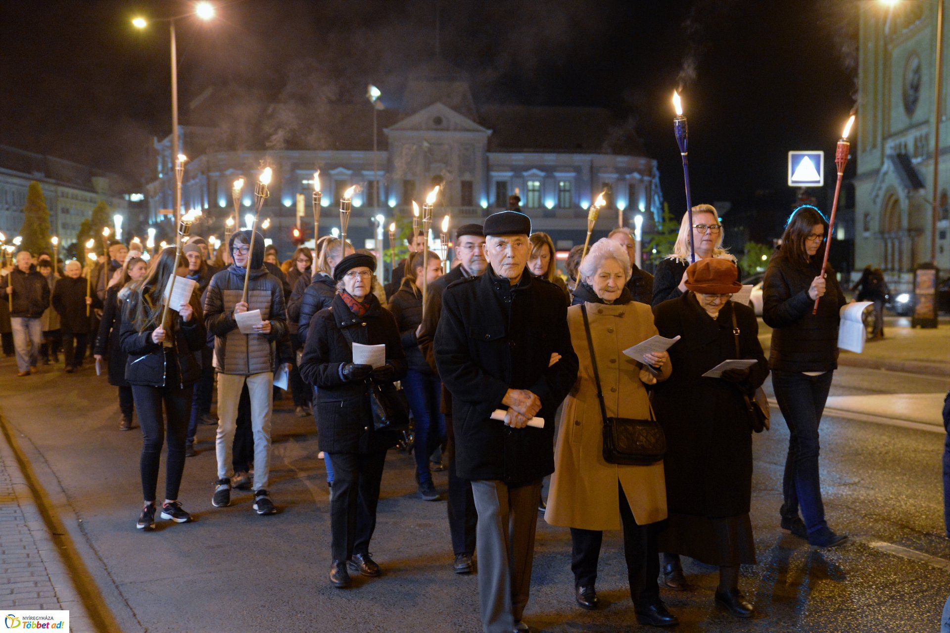 Fáklyás felvonulás Nyíregyháza belvárosában