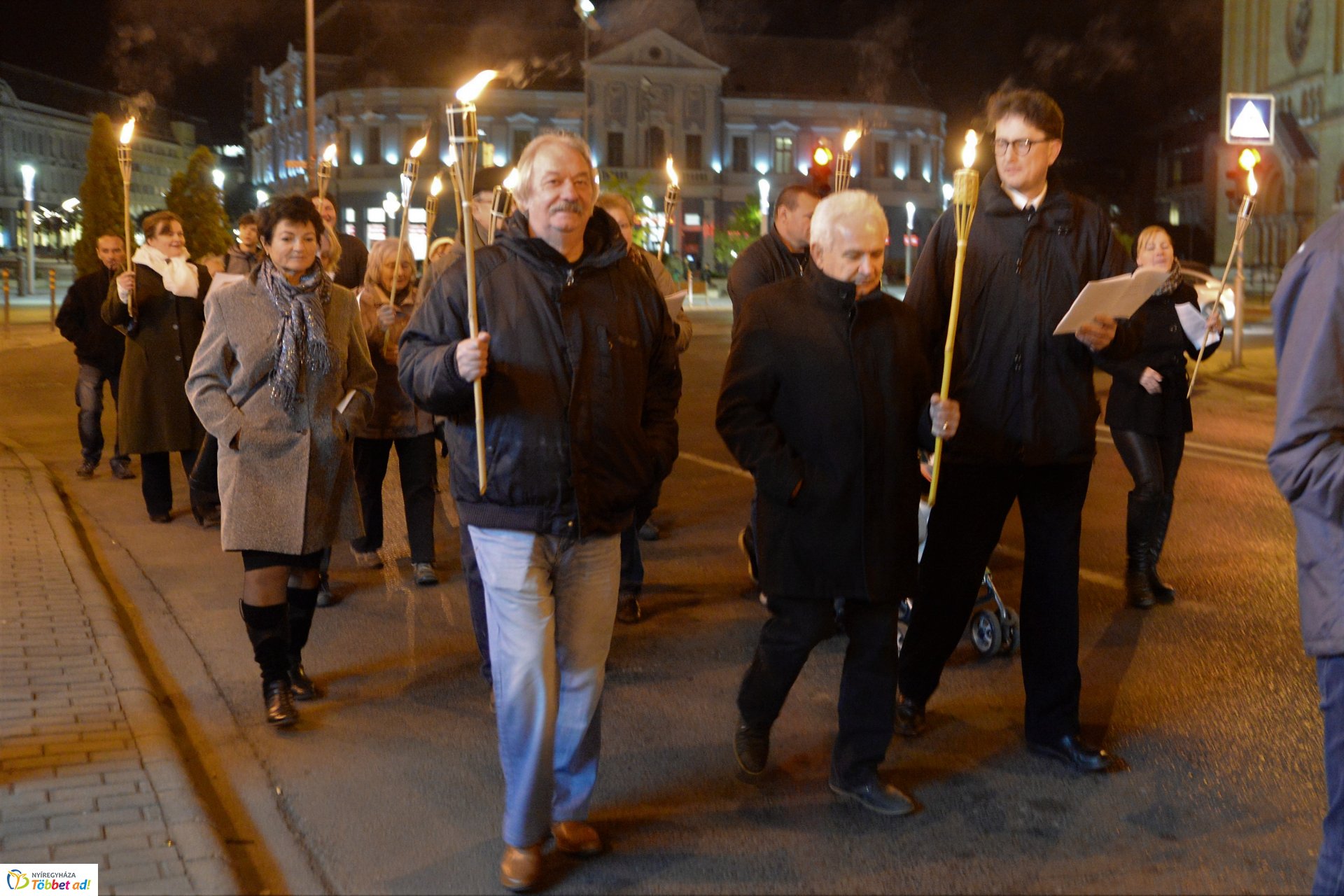 Fáklyás felvonulás Nyíregyháza belvárosában