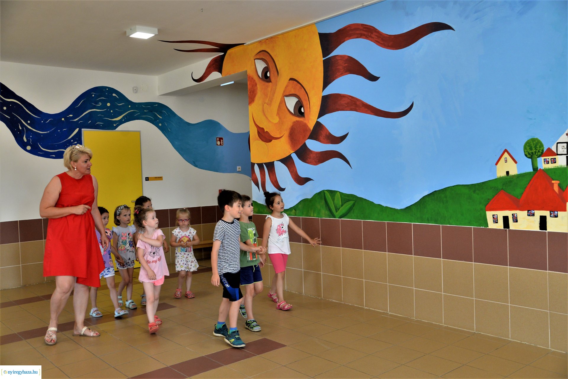 Falakat  festettek művészetis diákok az Orgonasíp Óvodában