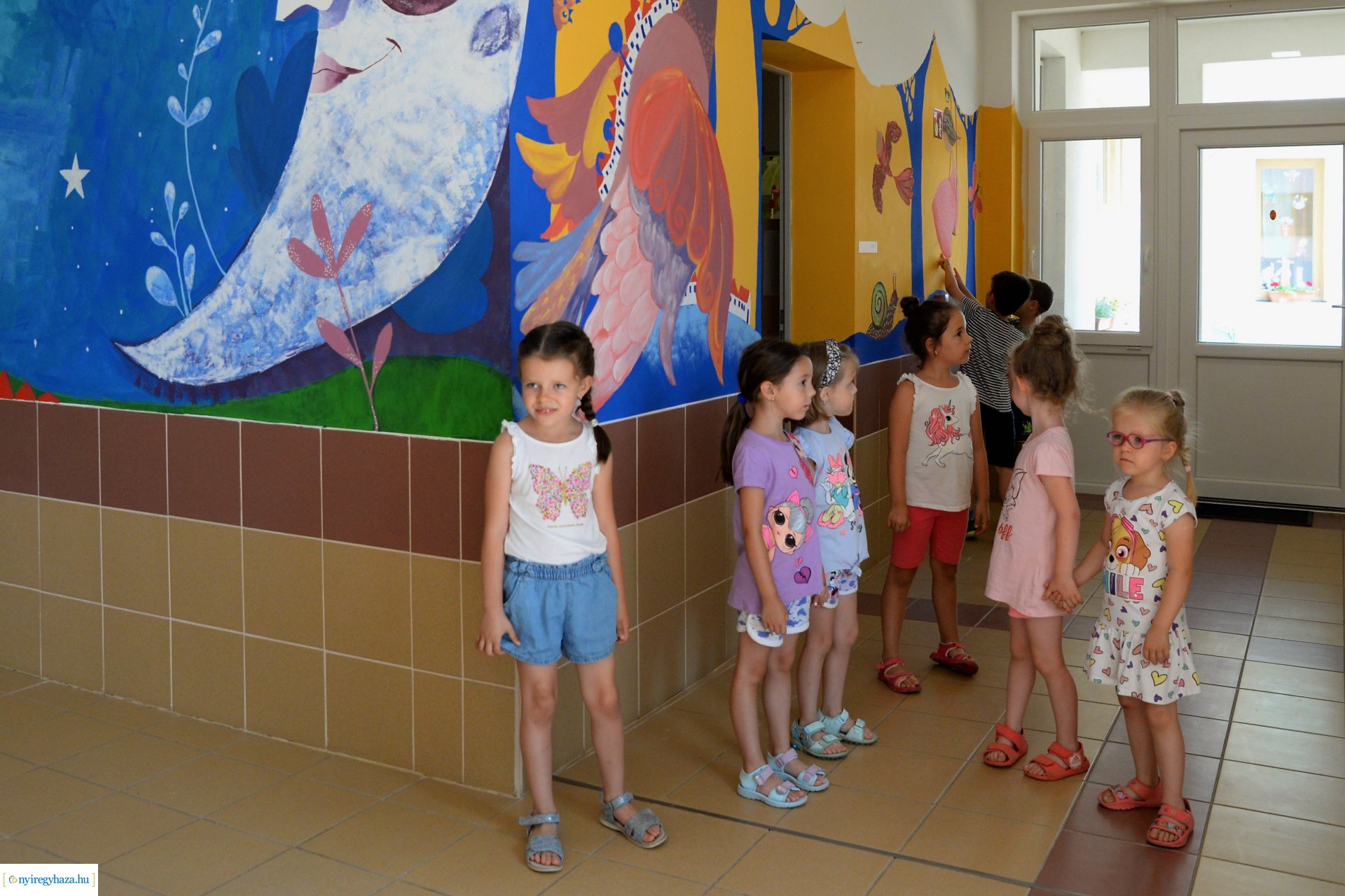 Falakat  festettek művészetis diákok az Orgonasíp Óvodában