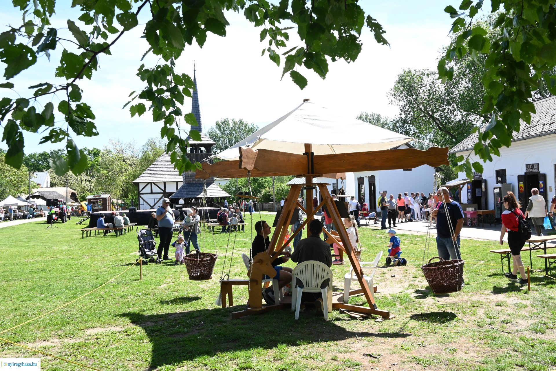 Falusi majális a Sóstói Múzeumfaluban