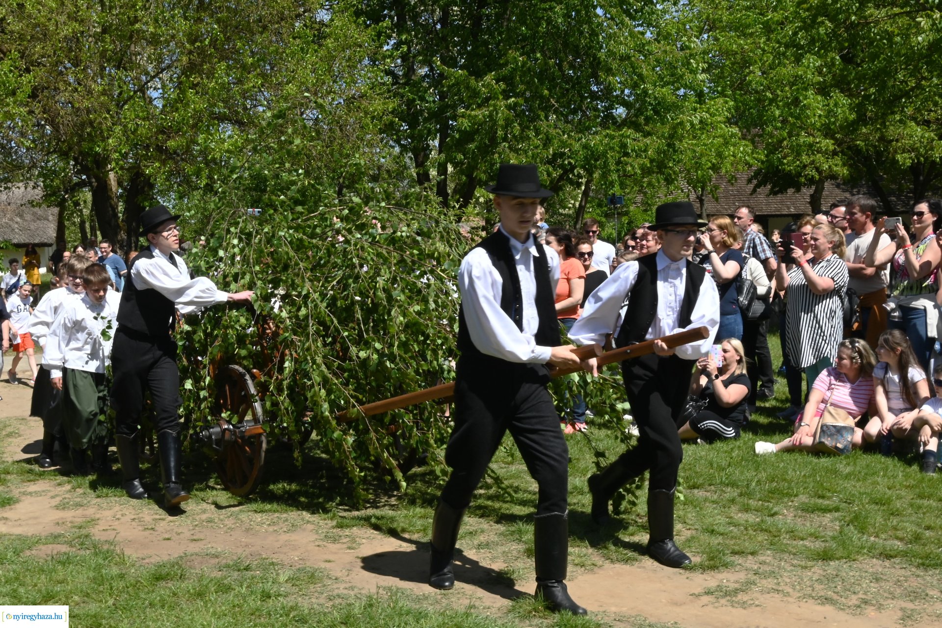 Falusi majális a Sóstói Múzeumfaluban