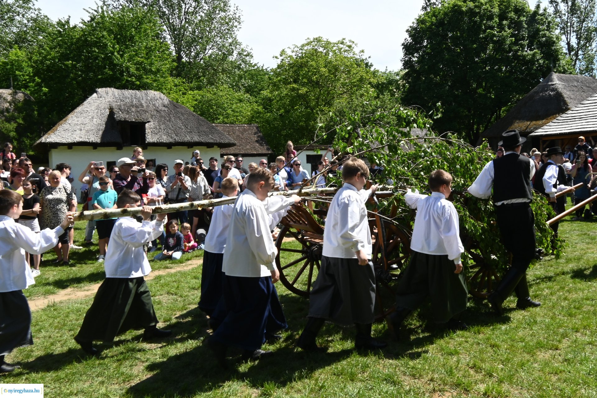 Falusi majális a Sóstói Múzeumfaluban