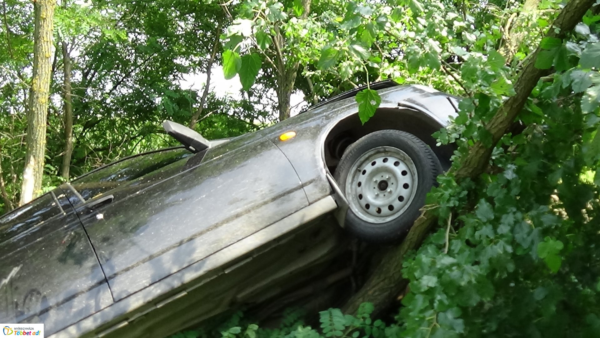 Fának csapódott Nagycserkesznél