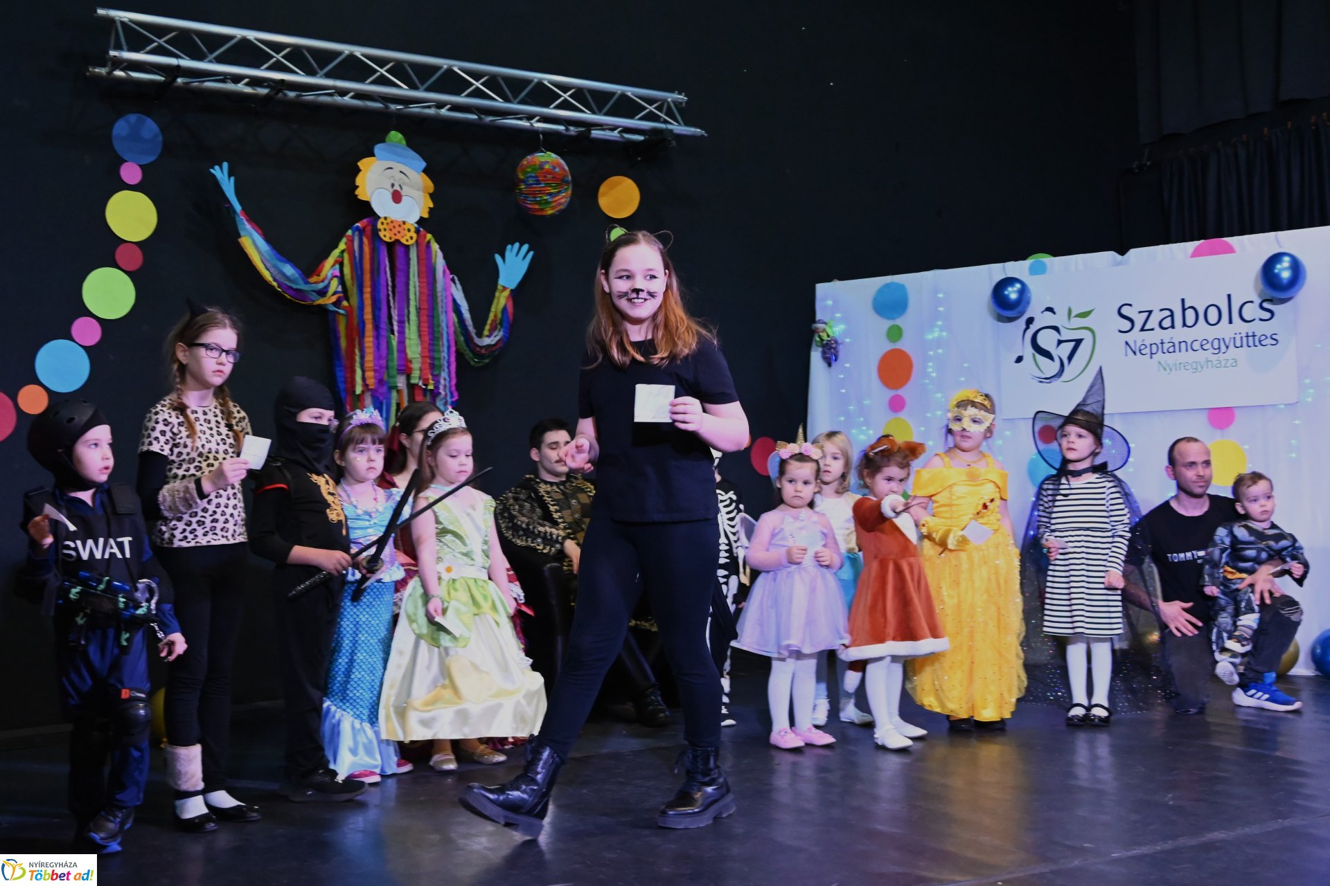 Farsang a Kölyökvárban - a Szabolcs Néptáncegyüttes családi mulatsága