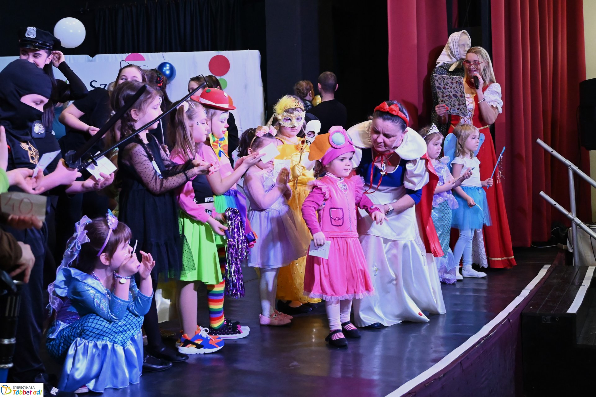 Farsang a Kölyökvárban - a Szabolcs Néptáncegyüttes családi mulatsága
