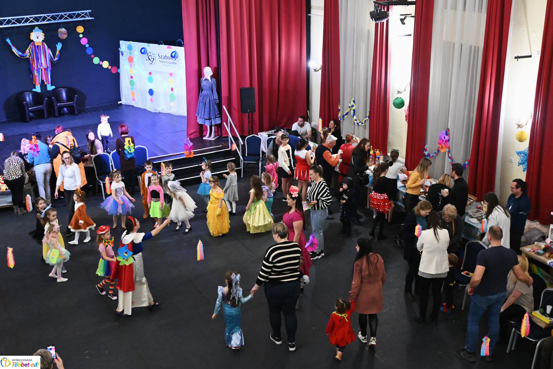 Farsang a Kölyökvárban - a Szabolcs Néptáncegyüttes családi mulatsága