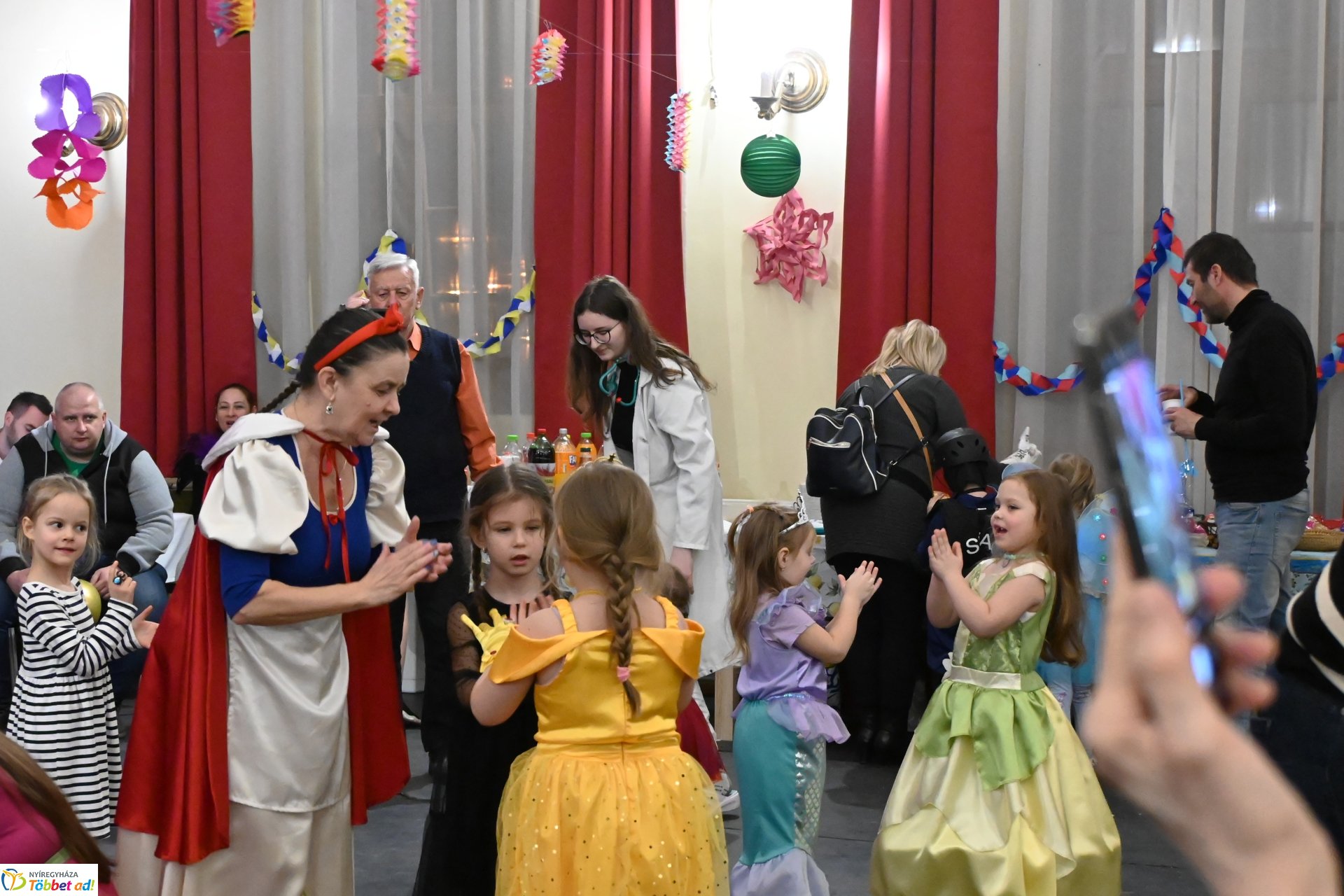 Farsang a Kölyökvárban - a Szabolcs Néptáncegyüttes családi mulatsága