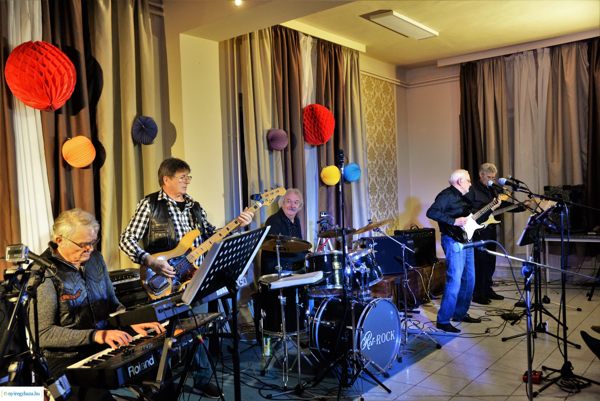 Farsangi fieszta a Ret-Rock zenekarral