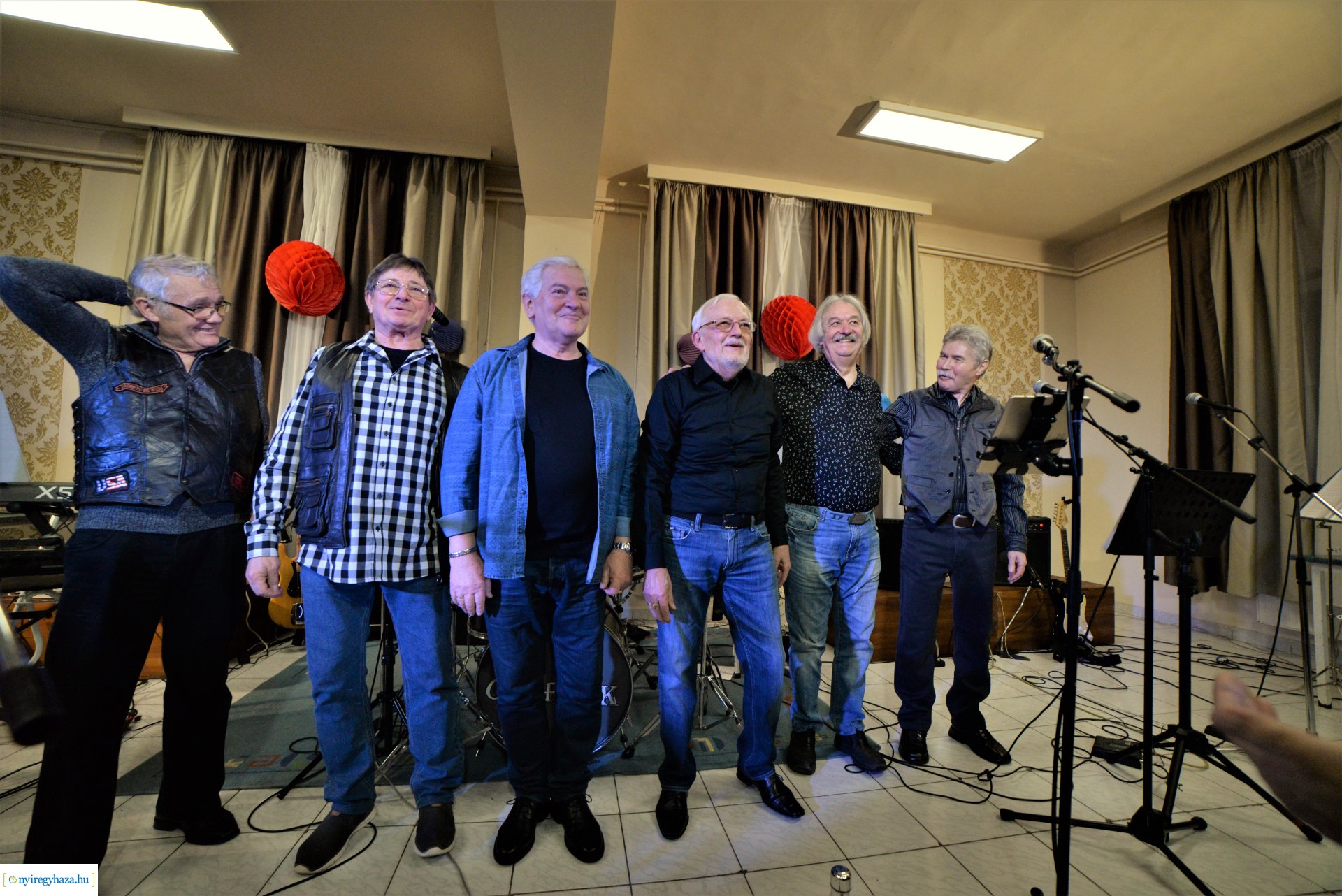 Farsangi fieszta a Ret-Rock zenekarral