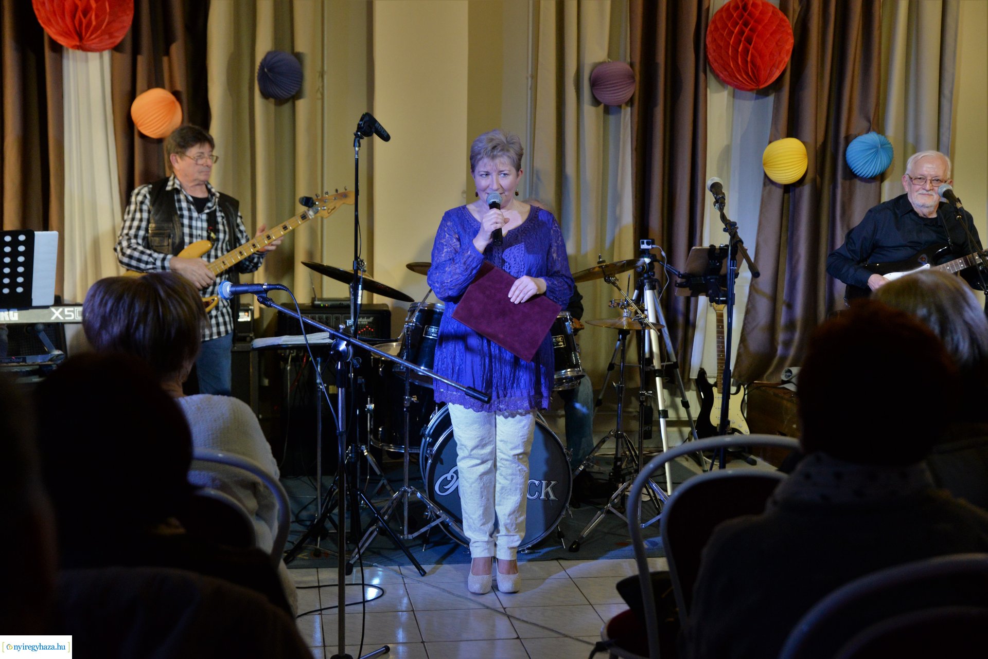 Farsangi fieszta a Ret-Rock zenekarral