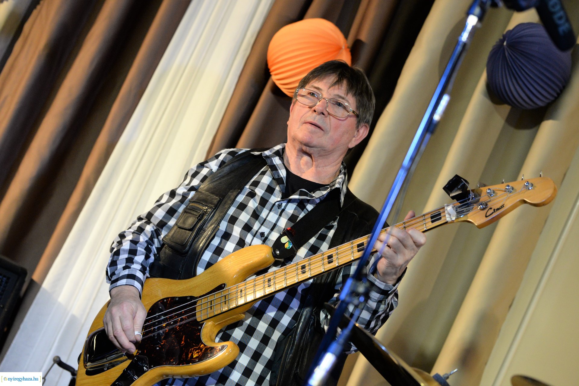 Farsangi fieszta a Ret-Rock zenekarral