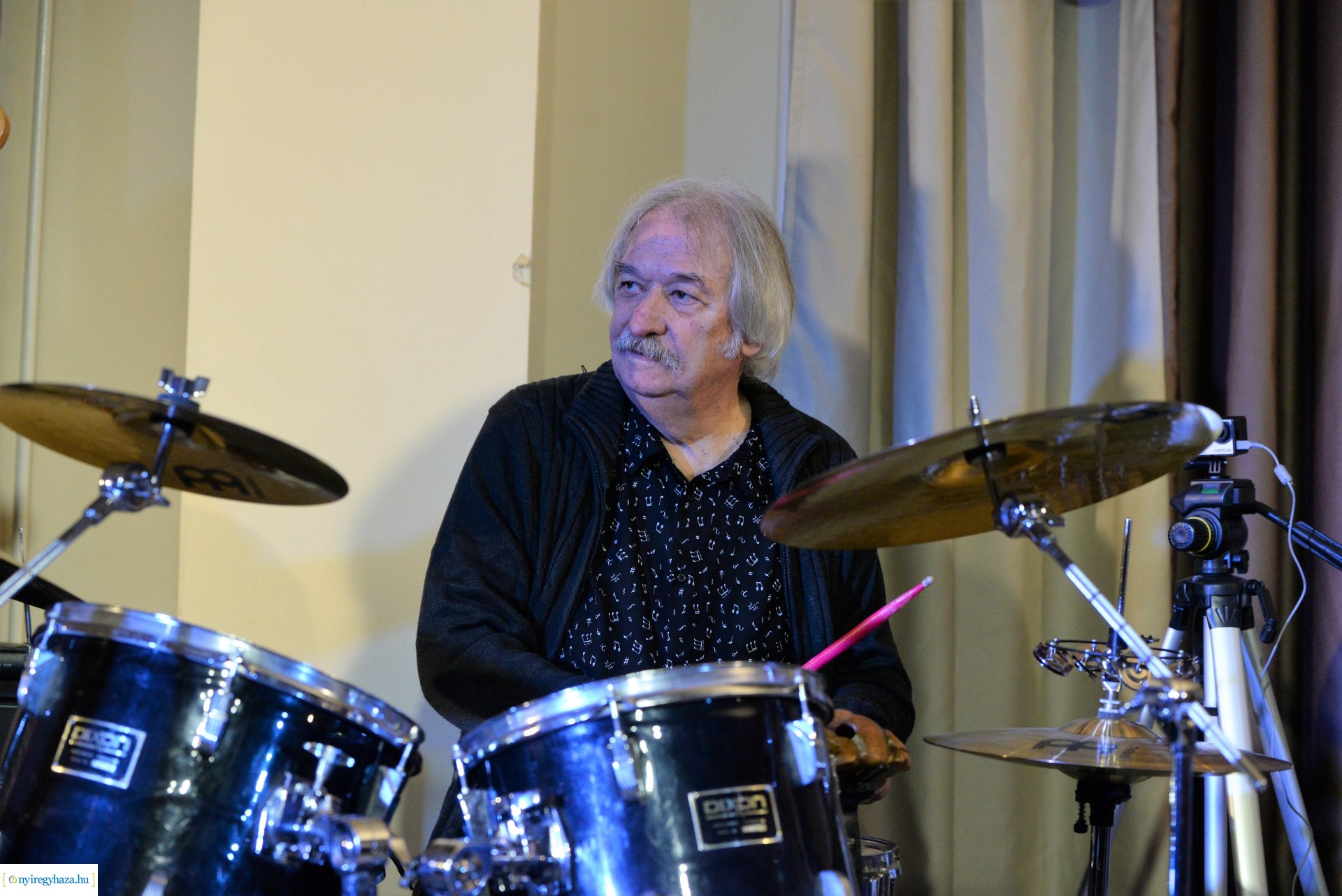 Farsangi fieszta a Ret-Rock zenekarral