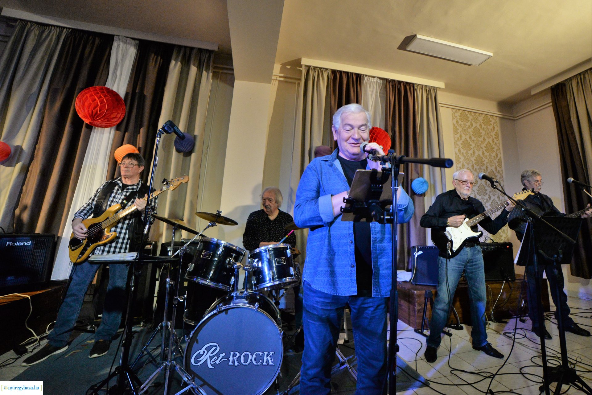 Farsangi fieszta a Ret-Rock zenekarral