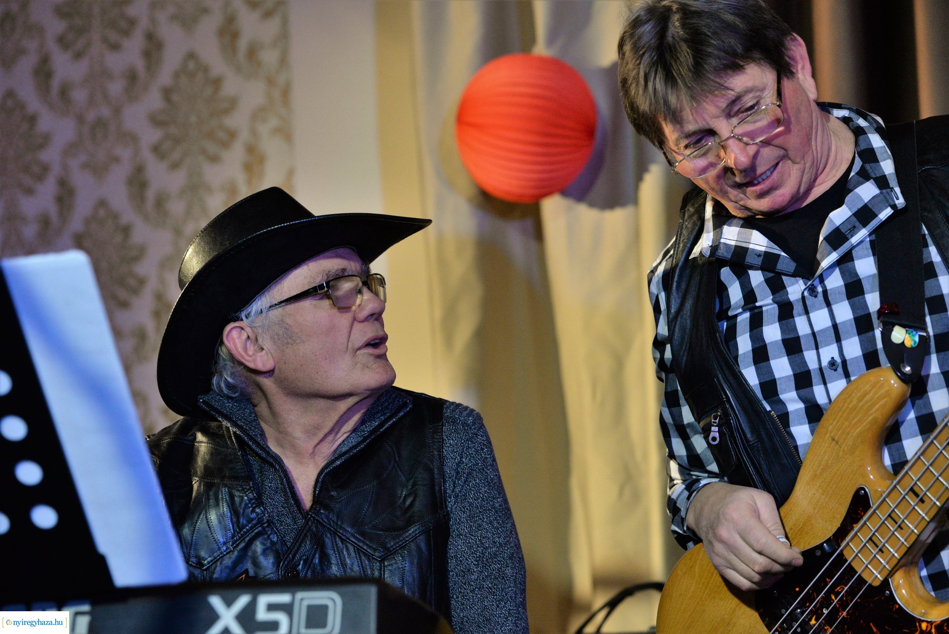 Farsangi fieszta a Ret-Rock zenekarral