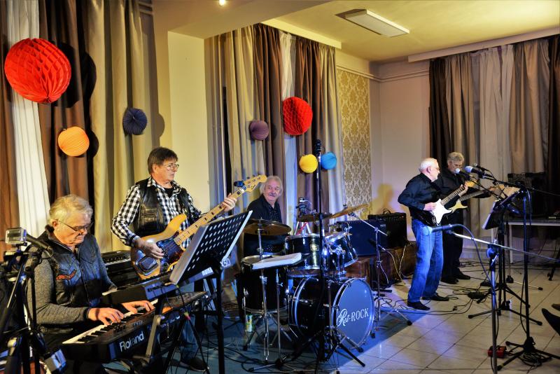 Farsangi fieszta a Ret-Rock zenekarral