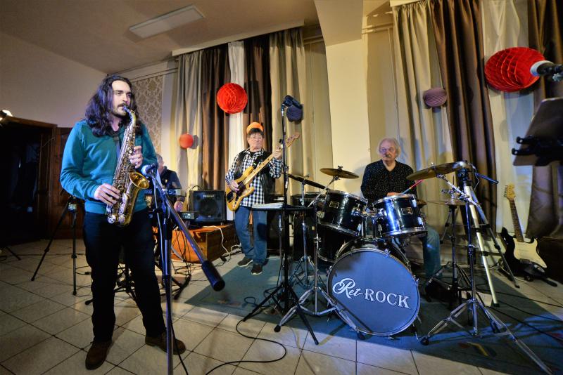 Farsangi fieszta a Ret-Rock zenekarral