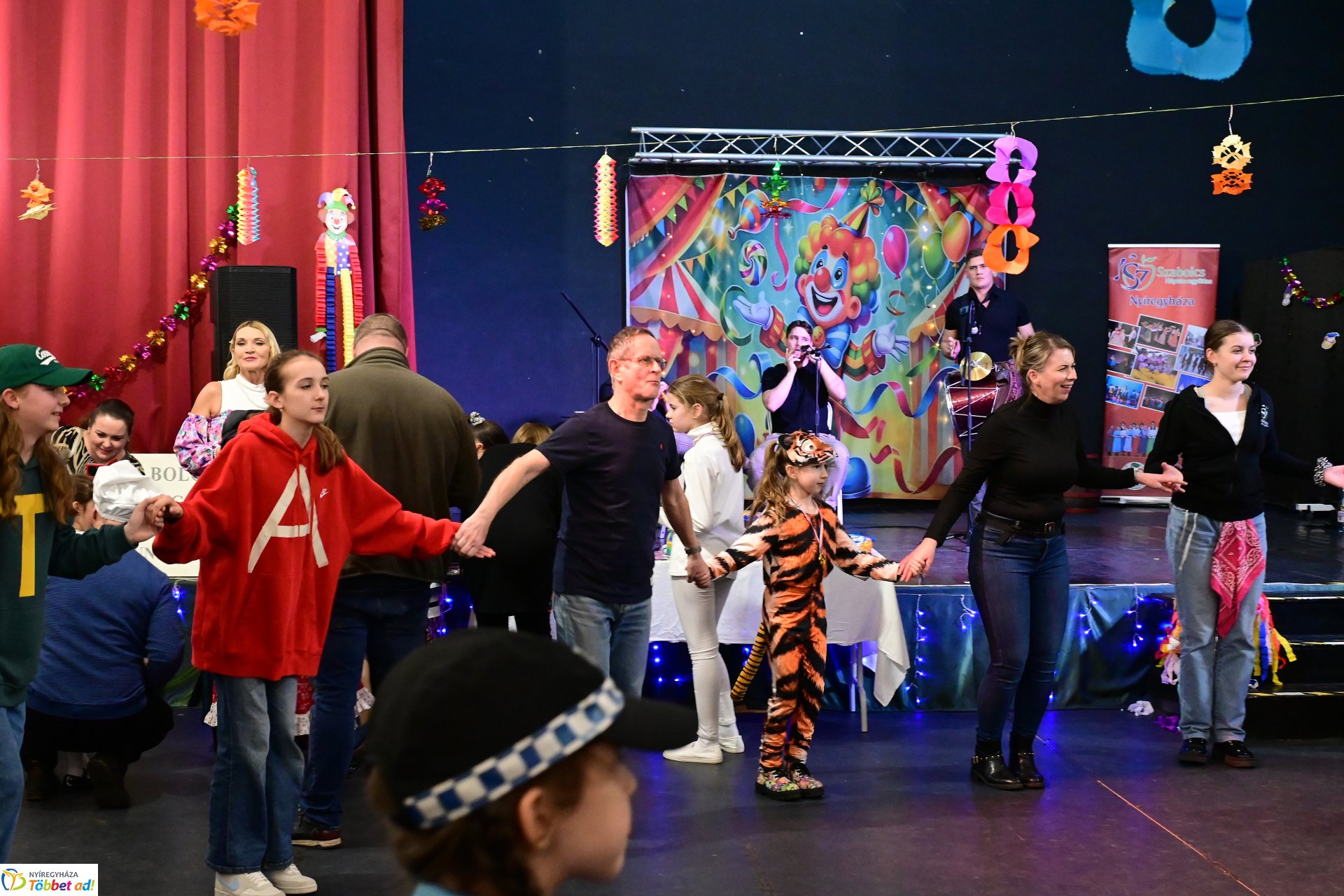 Farsangi forgatag a Kölyökvárban