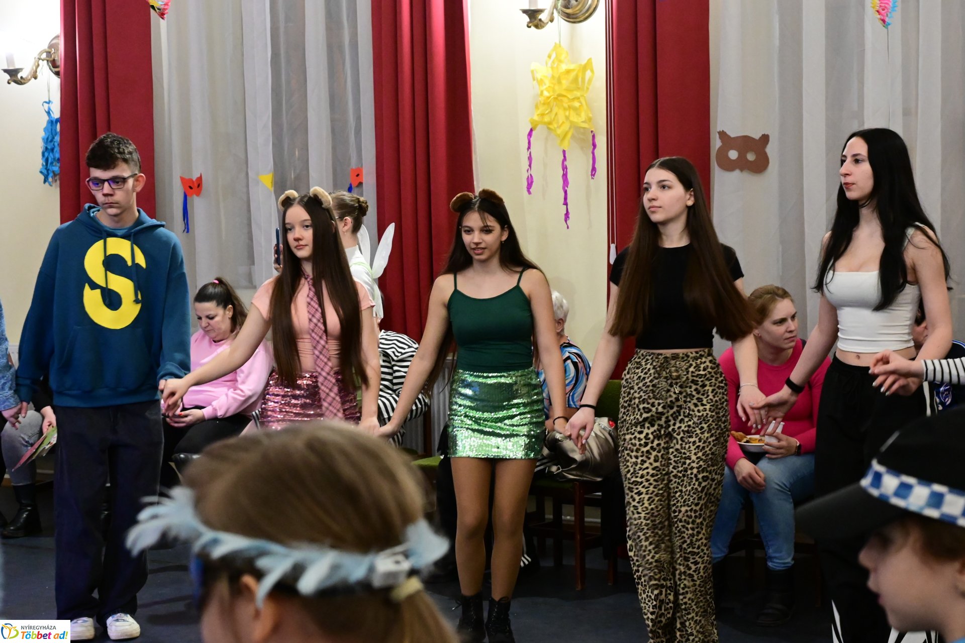 Farsangi forgatag a Kölyökvárban