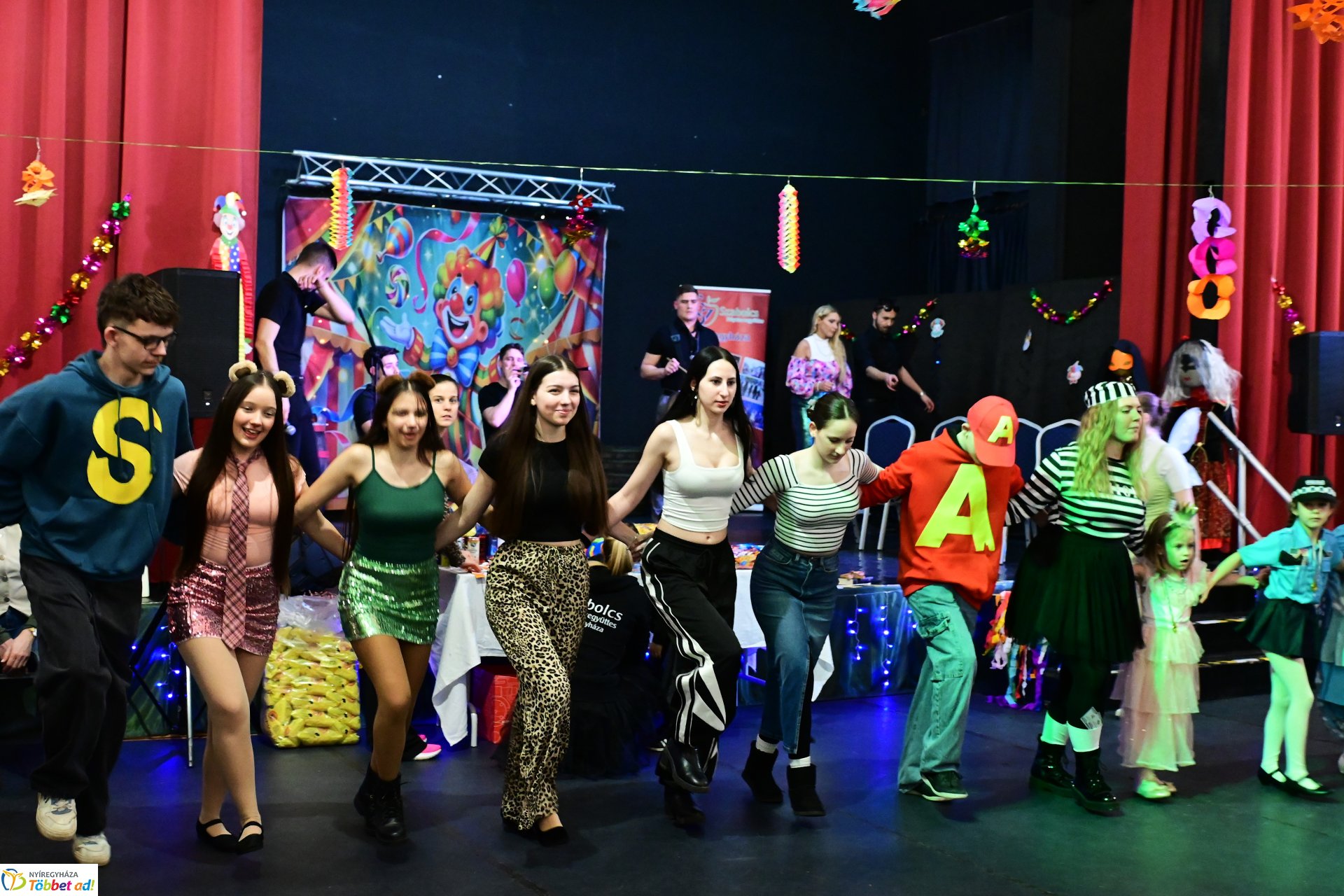 Farsangi forgatag a Kölyökvárban