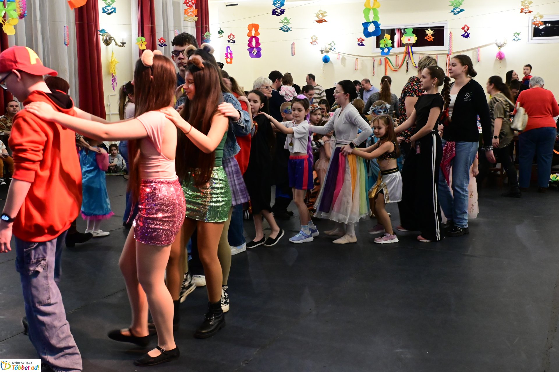 Farsangi forgatag a Kölyökvárban