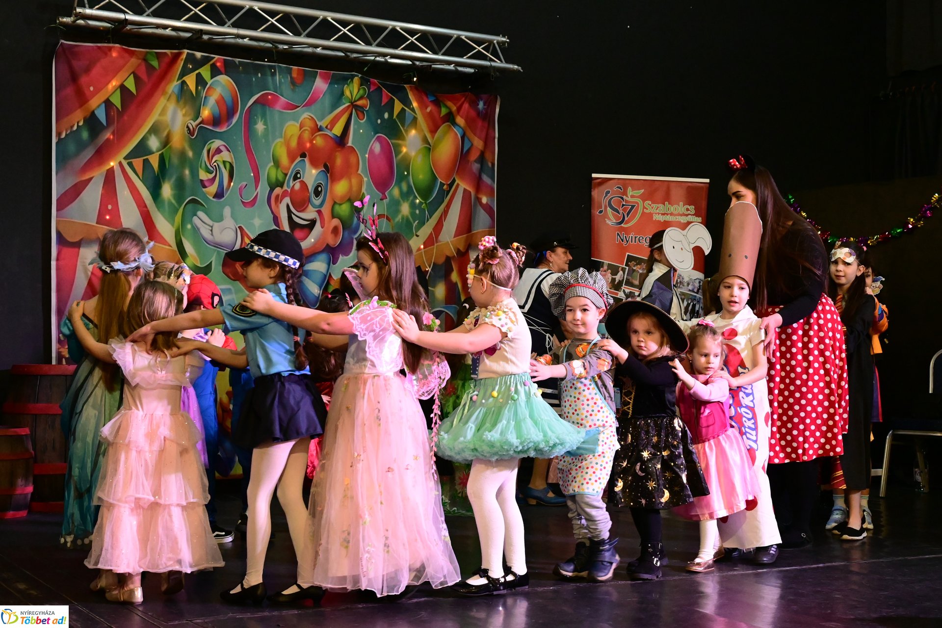 Farsangi forgatag a Kölyökvárban