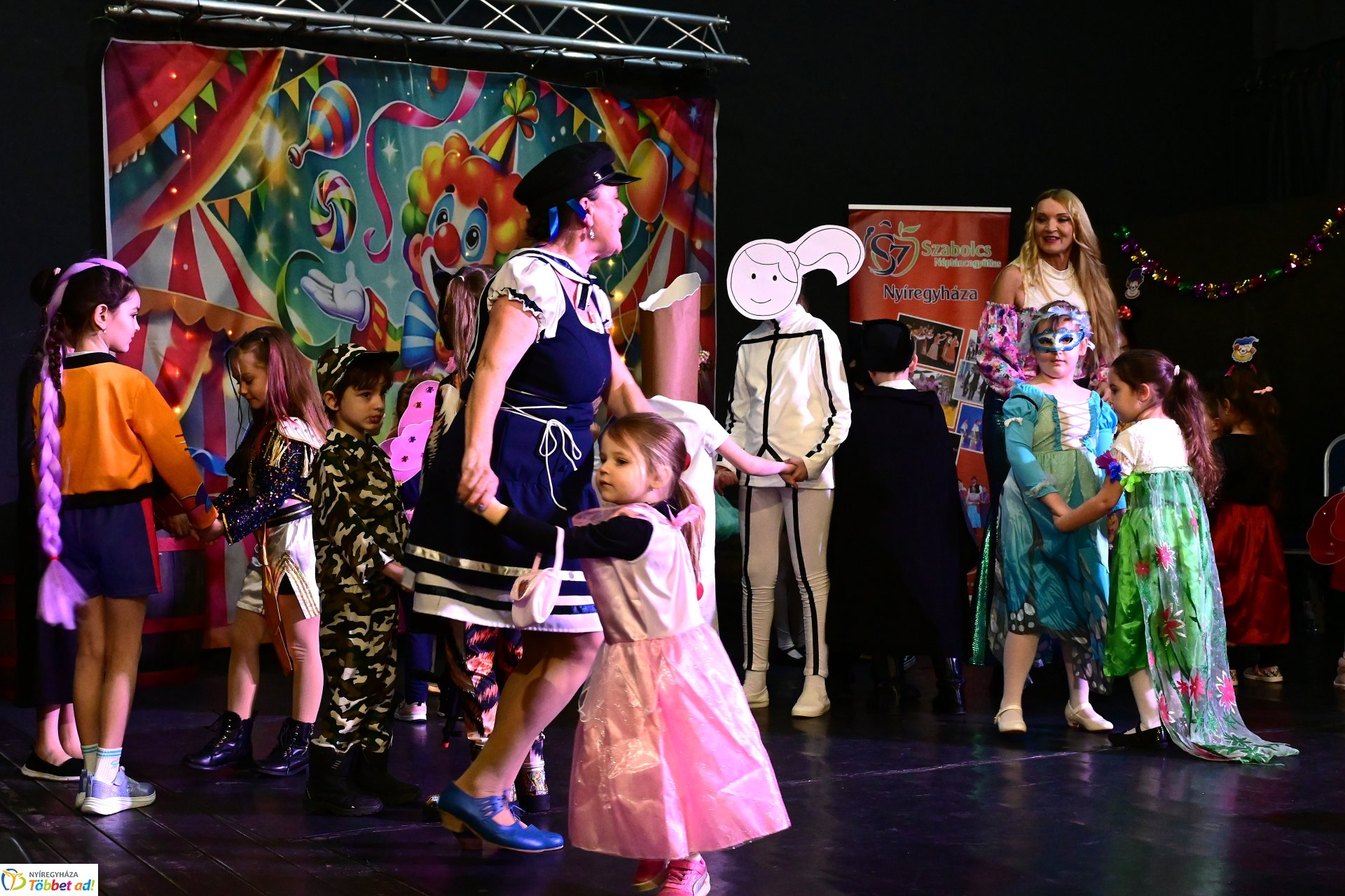 Farsangi forgatag a Kölyökvárban