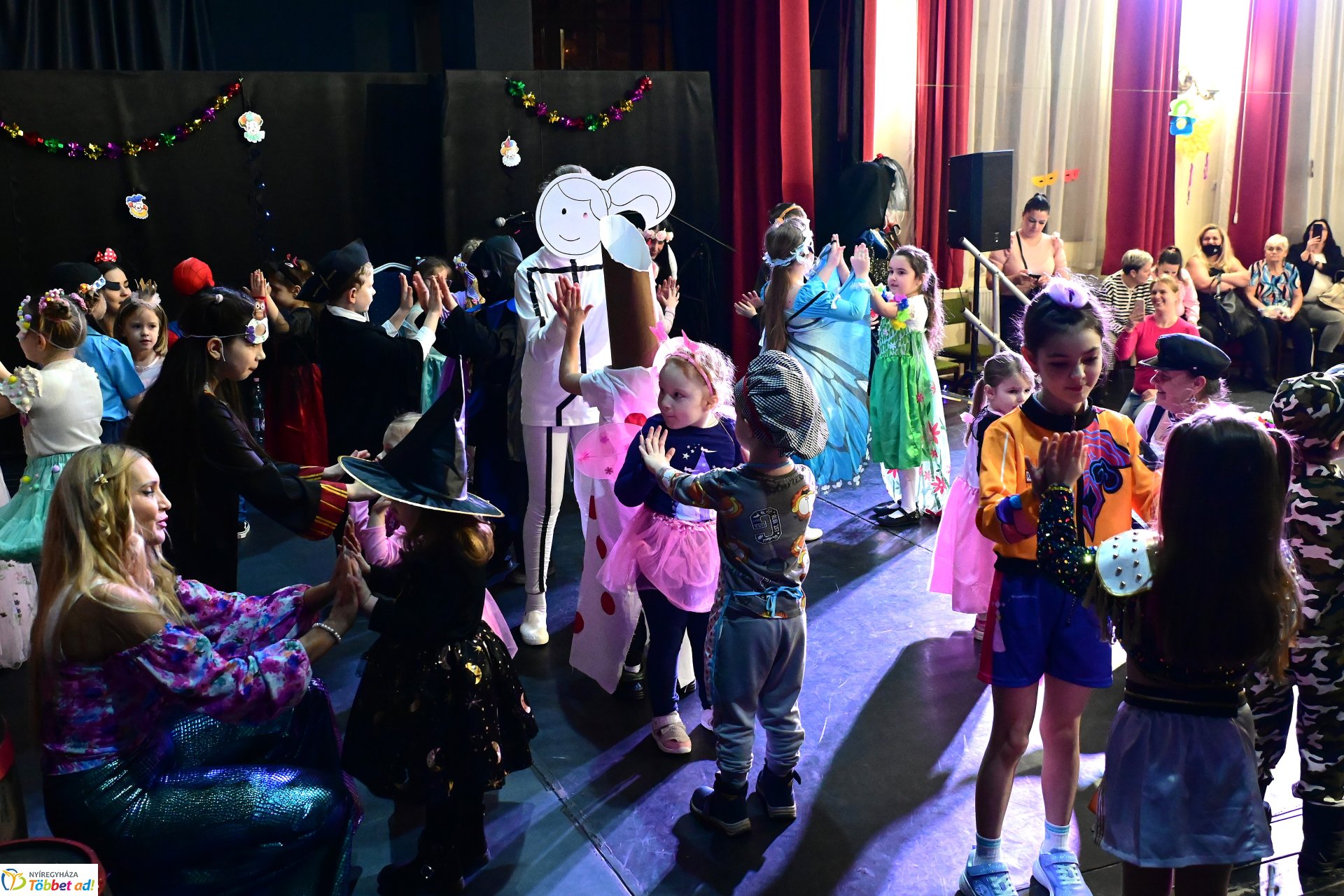 Farsangi forgatag a Kölyökvárban