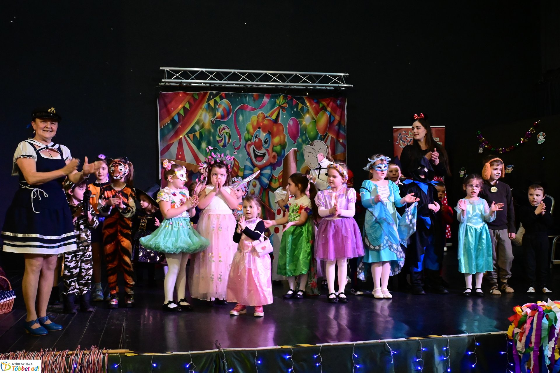 Farsangi forgatag a Kölyökvárban