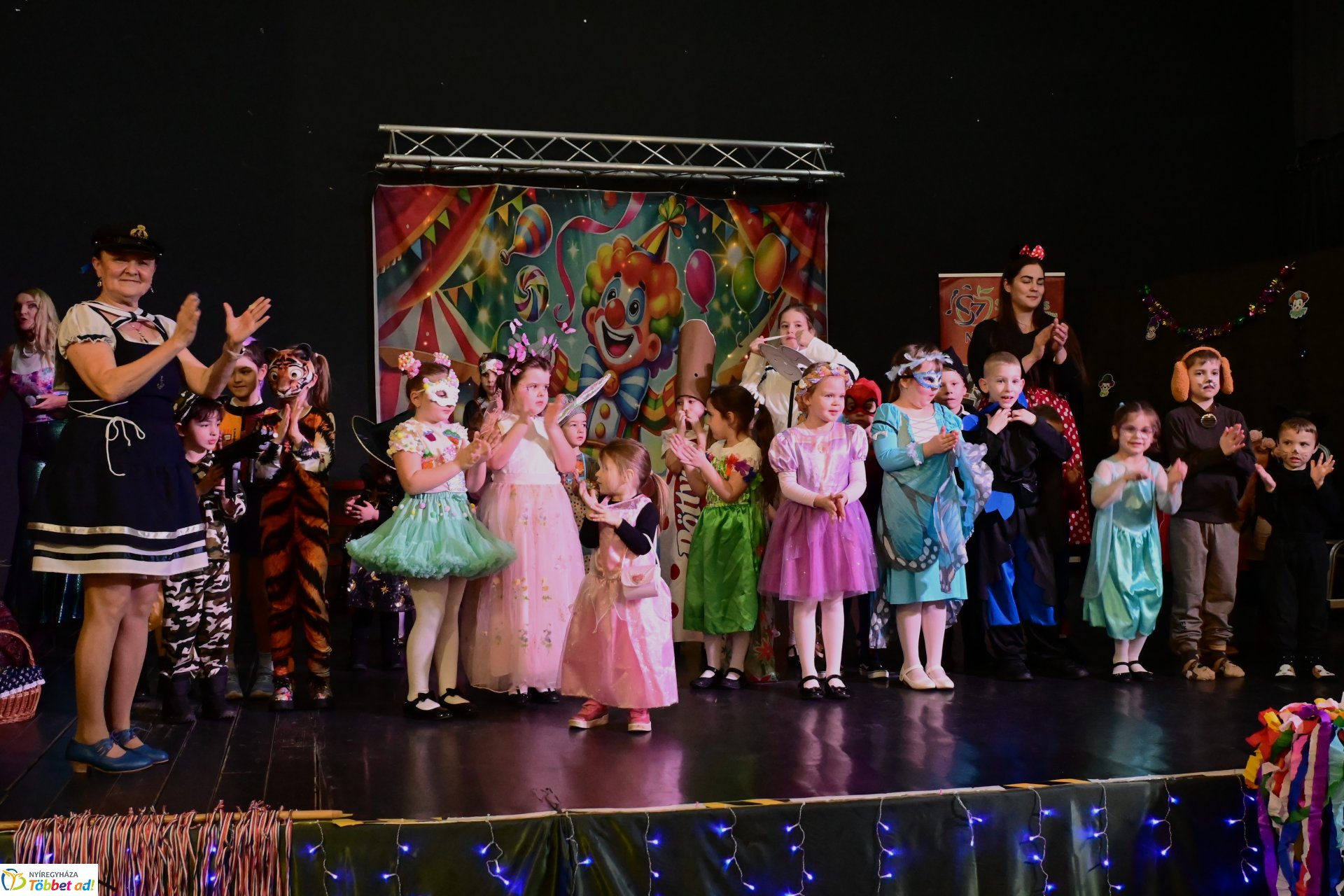 Farsangi forgatag a Kölyökvárban