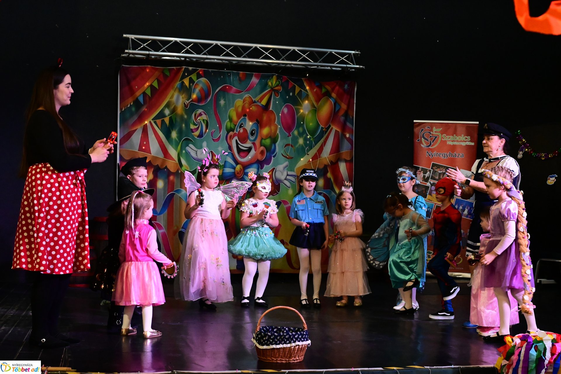 Farsangi forgatag a Kölyökvárban