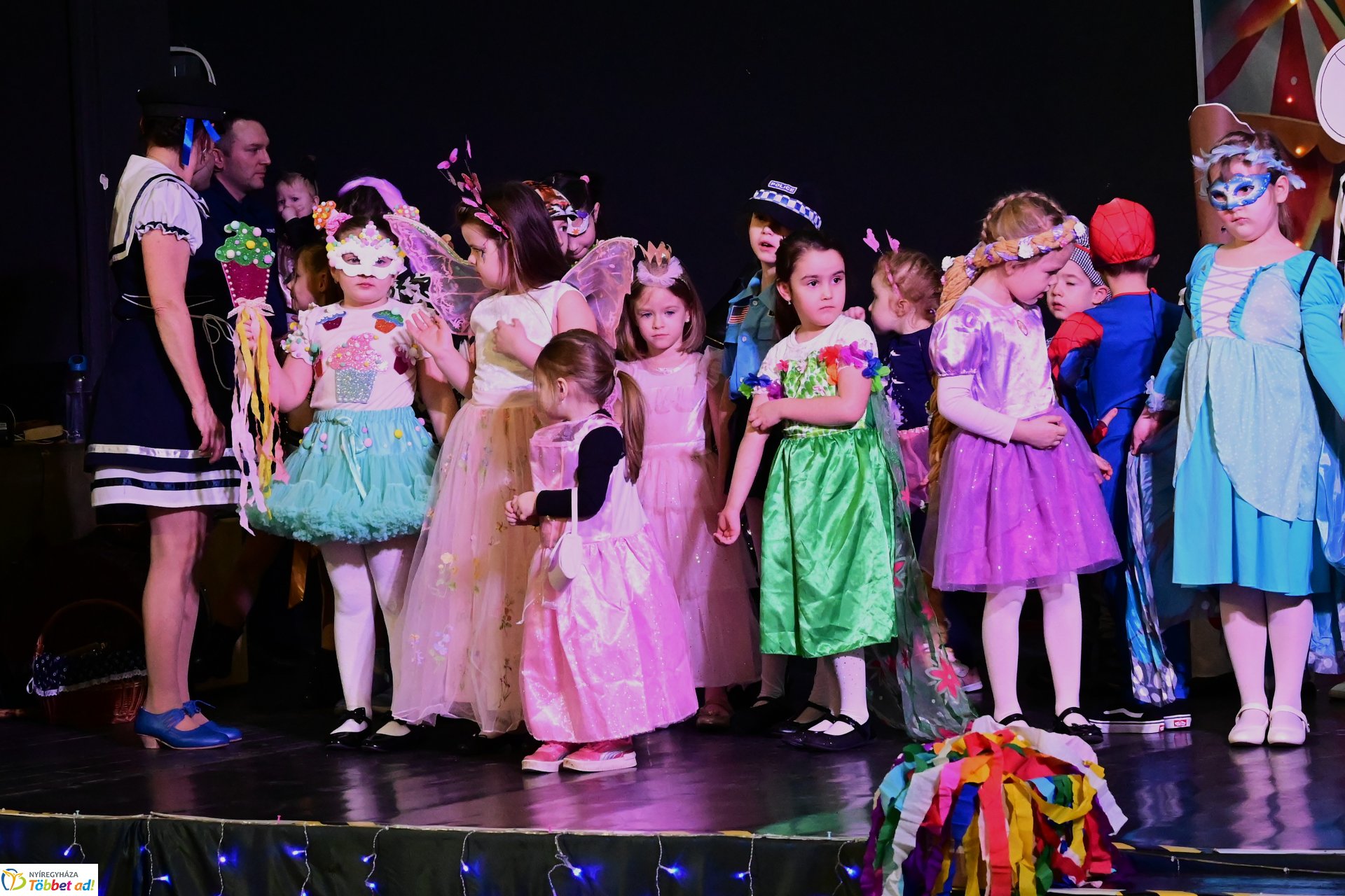 Farsangi forgatag a Kölyökvárban