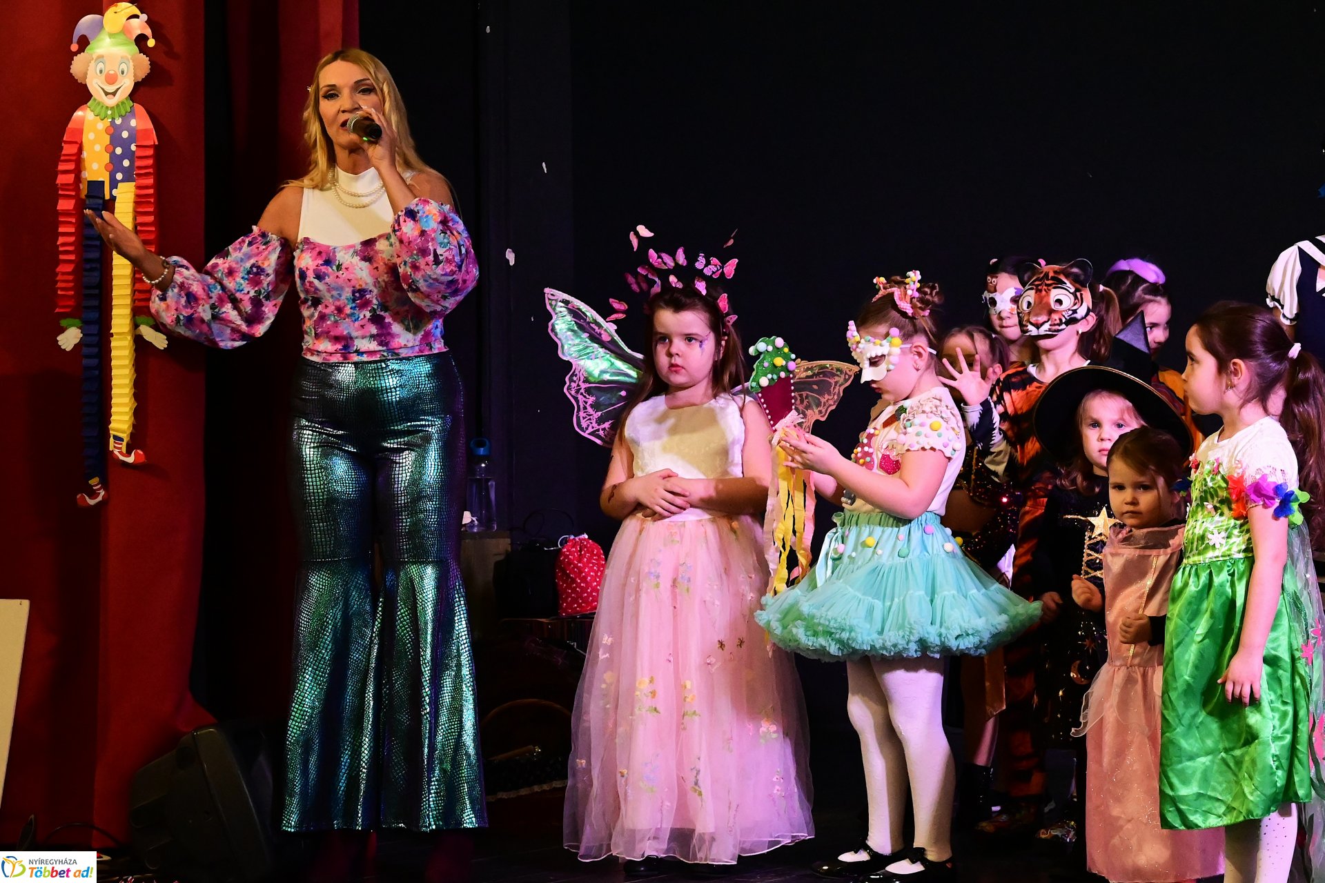 Farsangi forgatag a Kölyökvárban