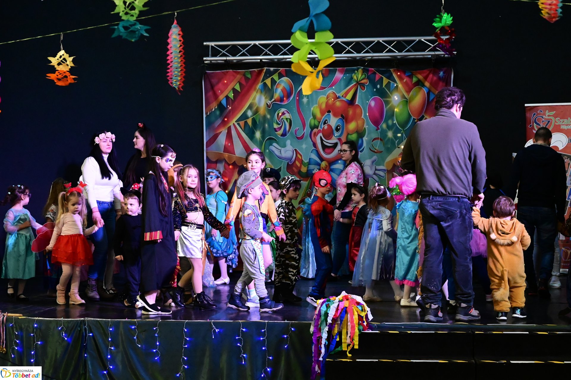 Farsangi forgatag a Kölyökvárban