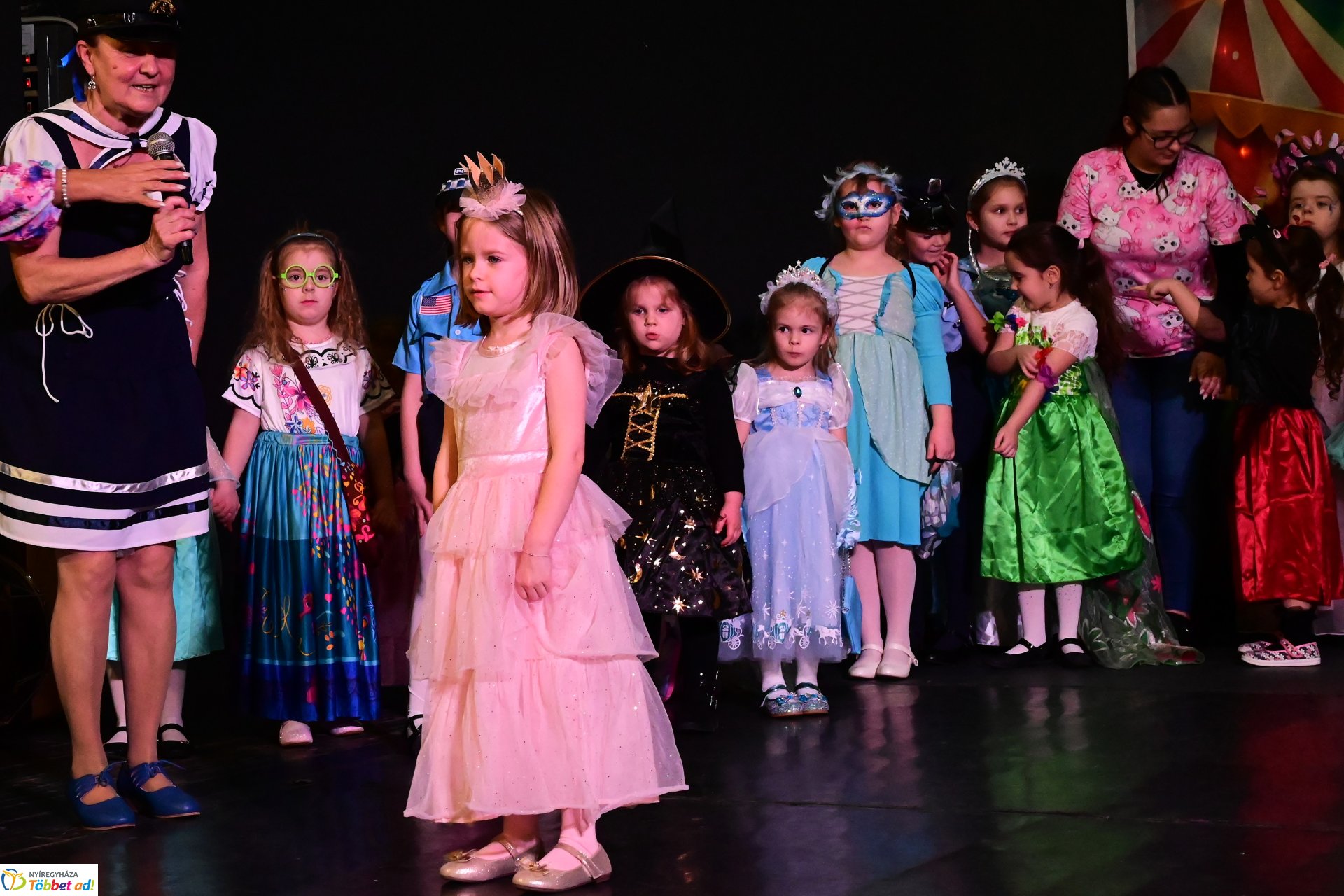 Farsangi forgatag a Kölyökvárban