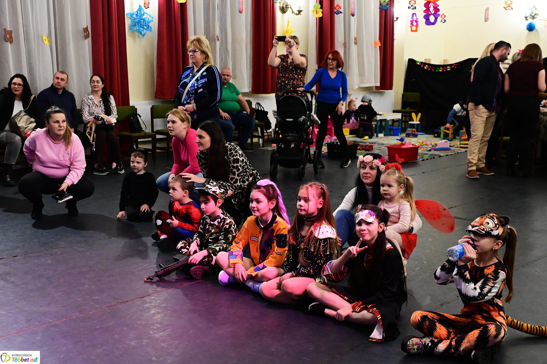 Farsangi forgatag a Kölyökvárban