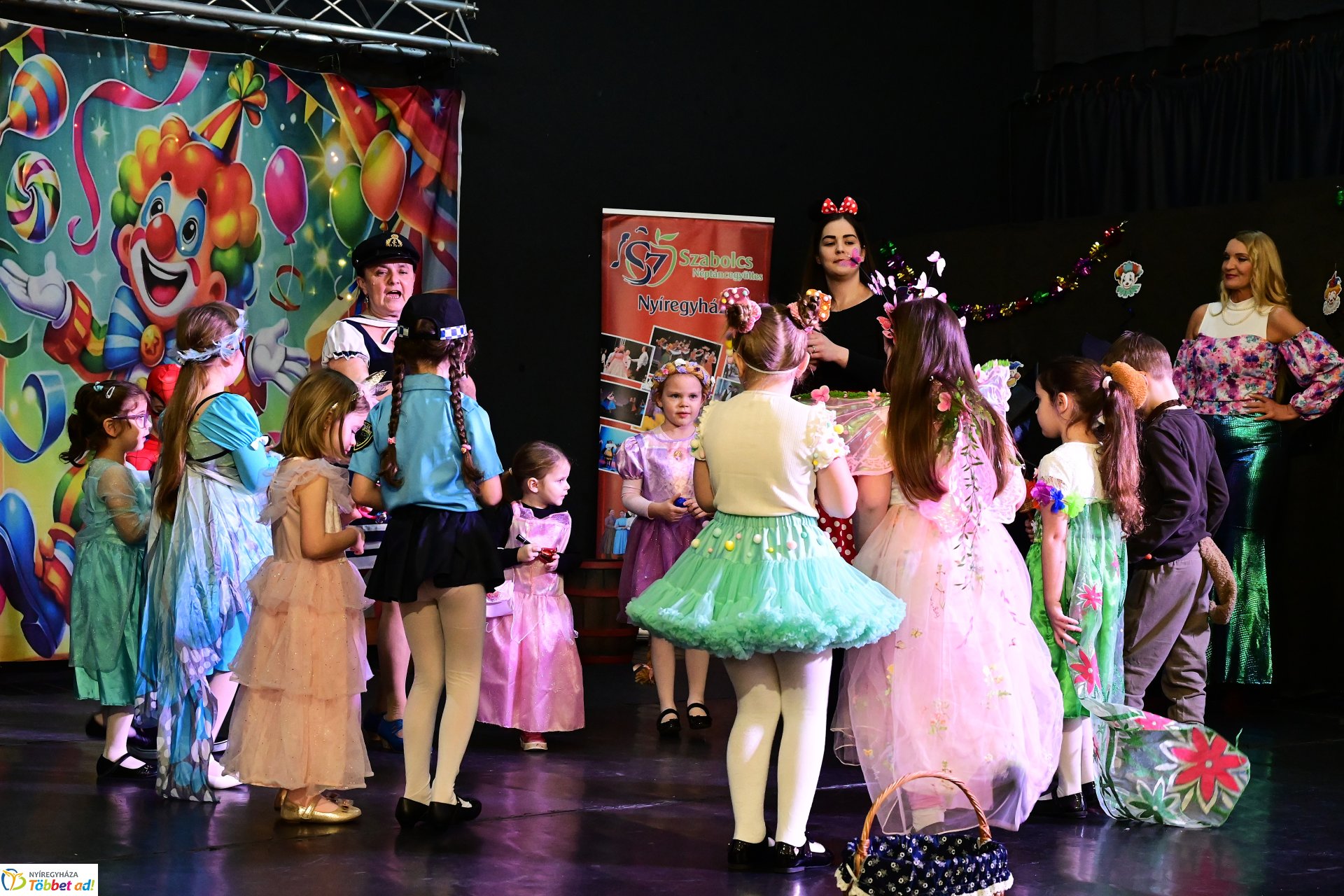 Farsangi forgatag a Kölyökvárban