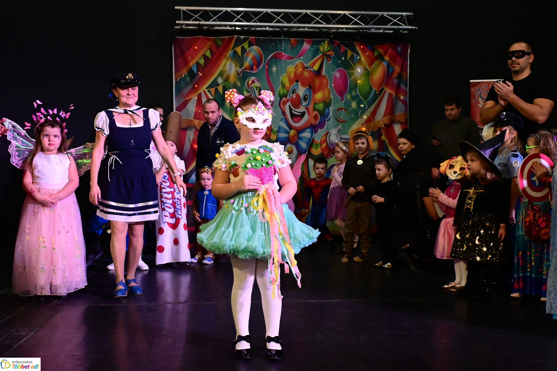 Farsangi forgatag a Kölyökvárban