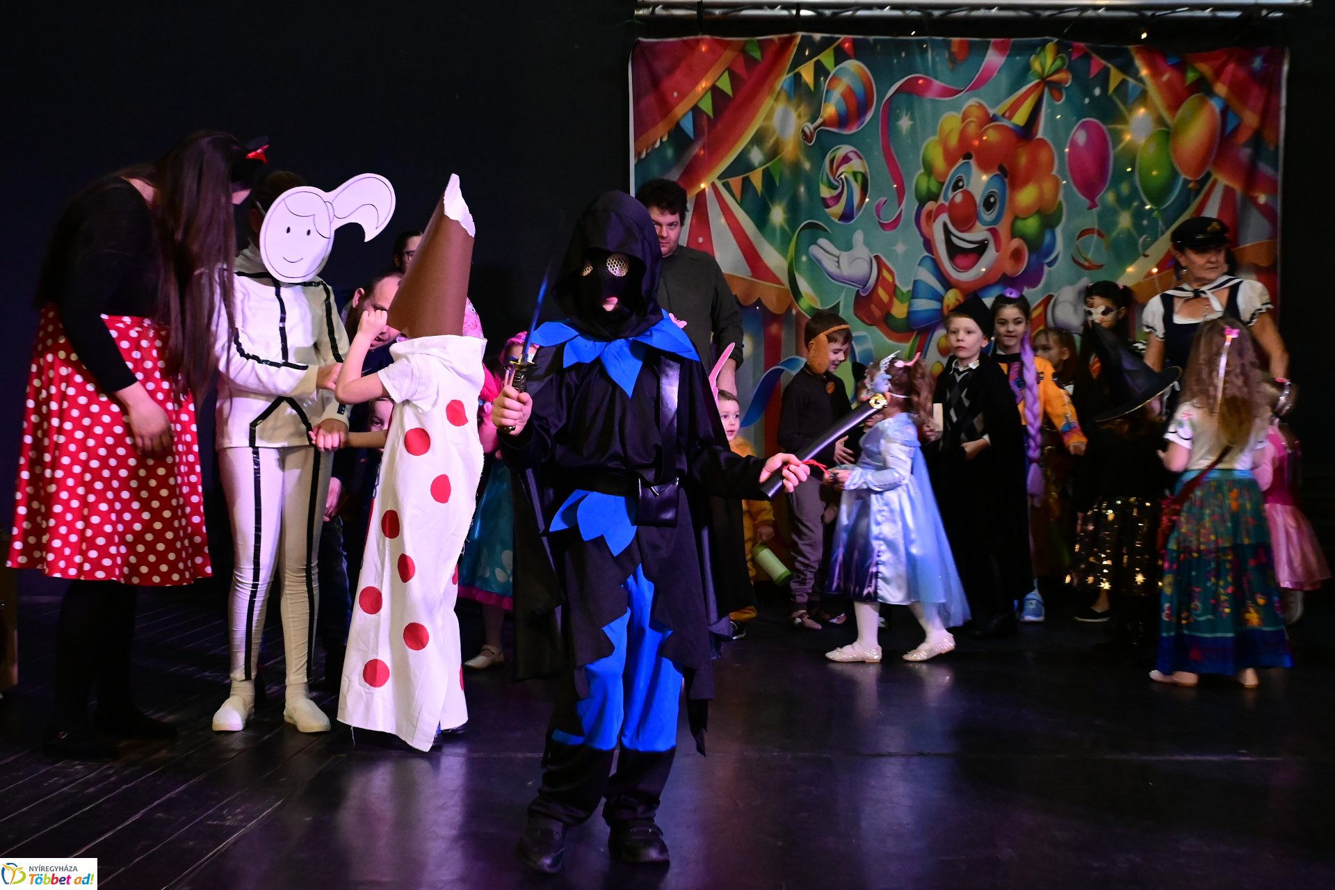 Farsangi forgatag a Kölyökvárban