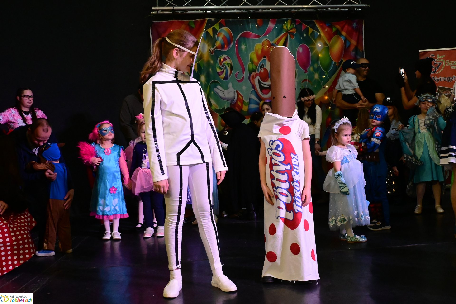 Farsangi forgatag a Kölyökvárban