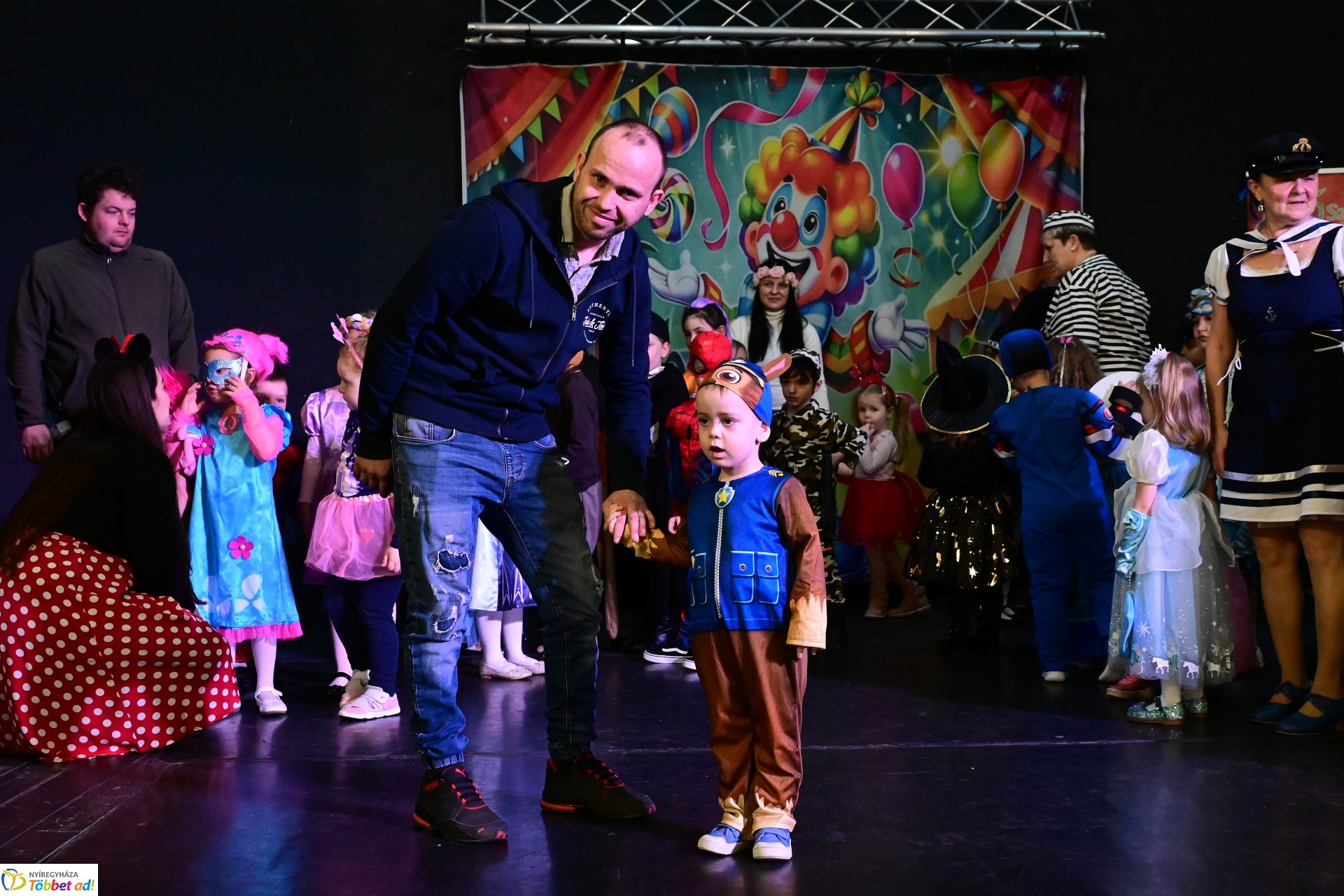 Farsangi forgatag a Kölyökvárban