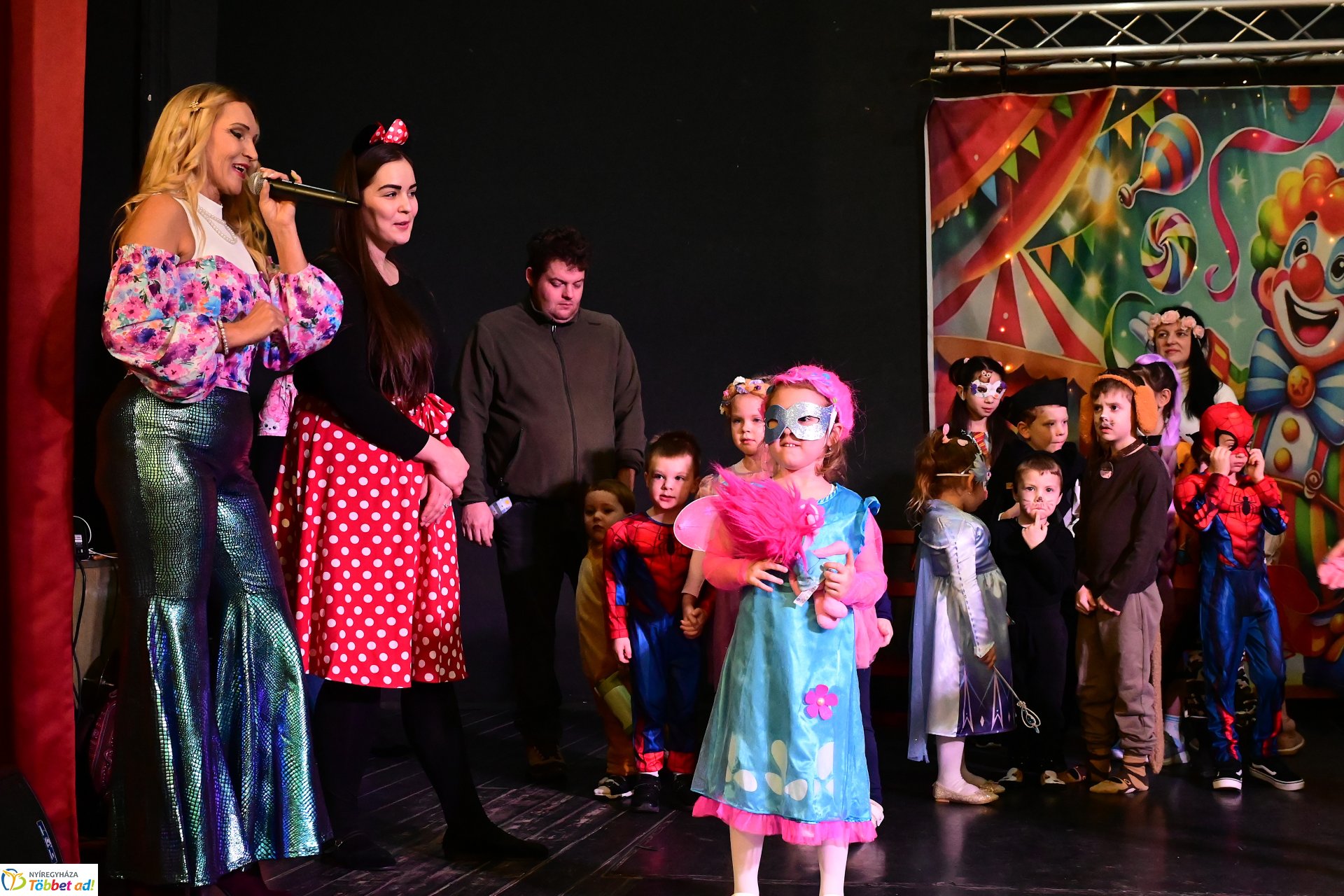 Farsangi forgatag a Kölyökvárban