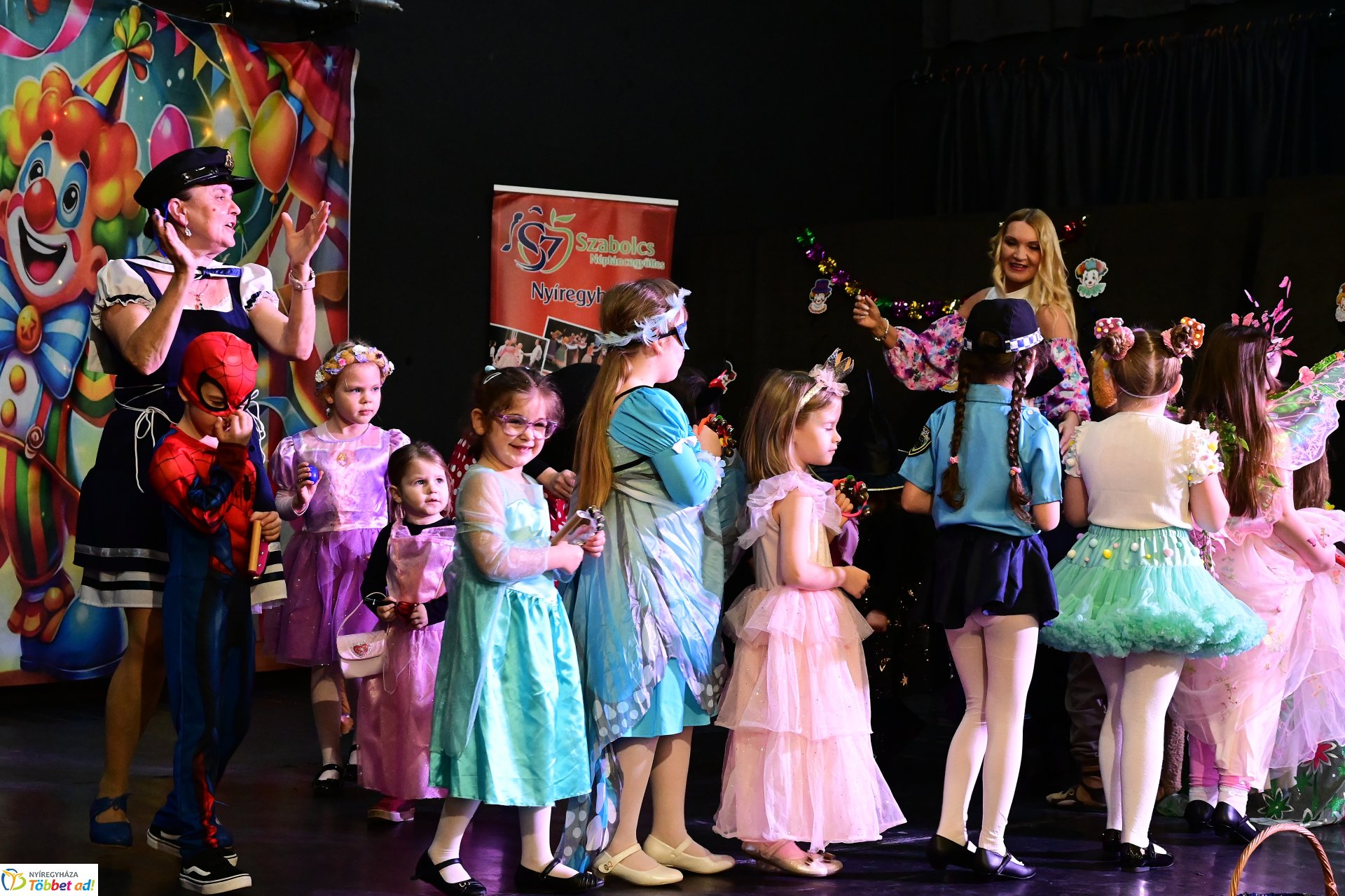 Farsangi forgatag a Kölyökvárban