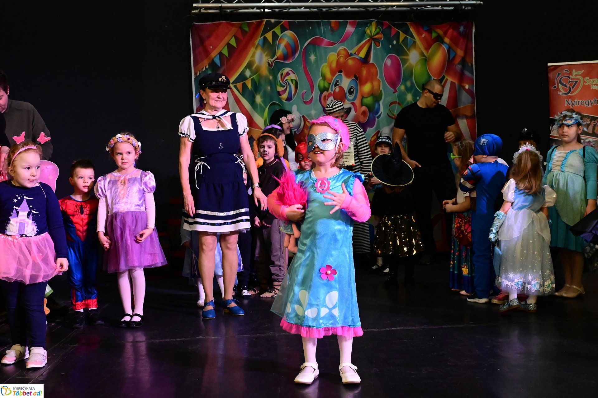 Farsangi forgatag a Kölyökvárban