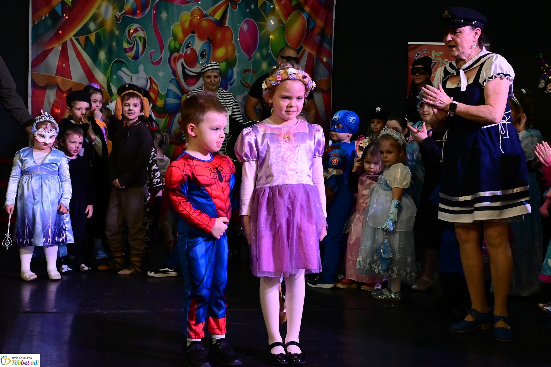 Farsangi forgatag a Kölyökvárban