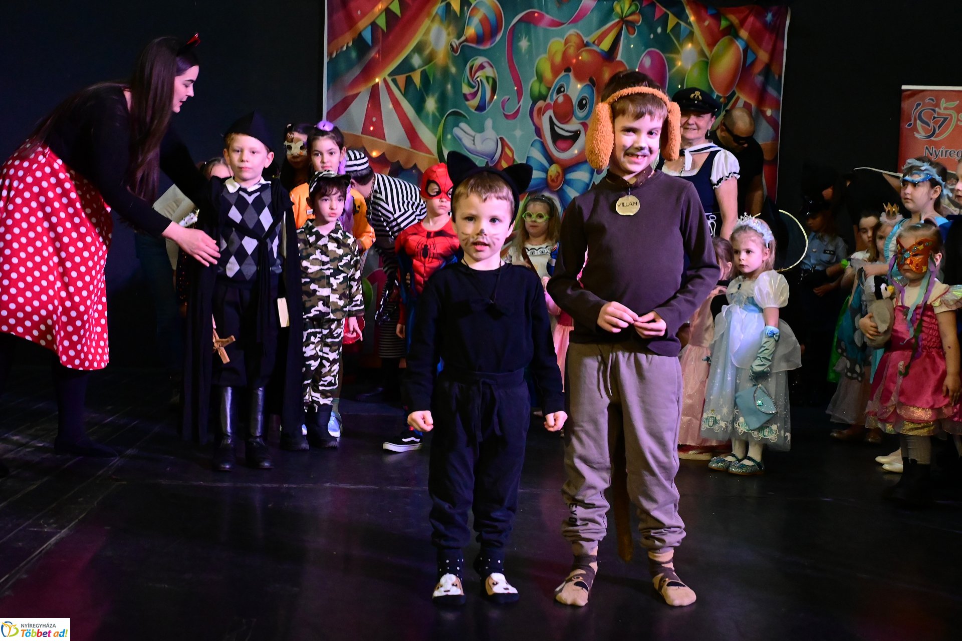 Farsangi forgatag a Kölyökvárban