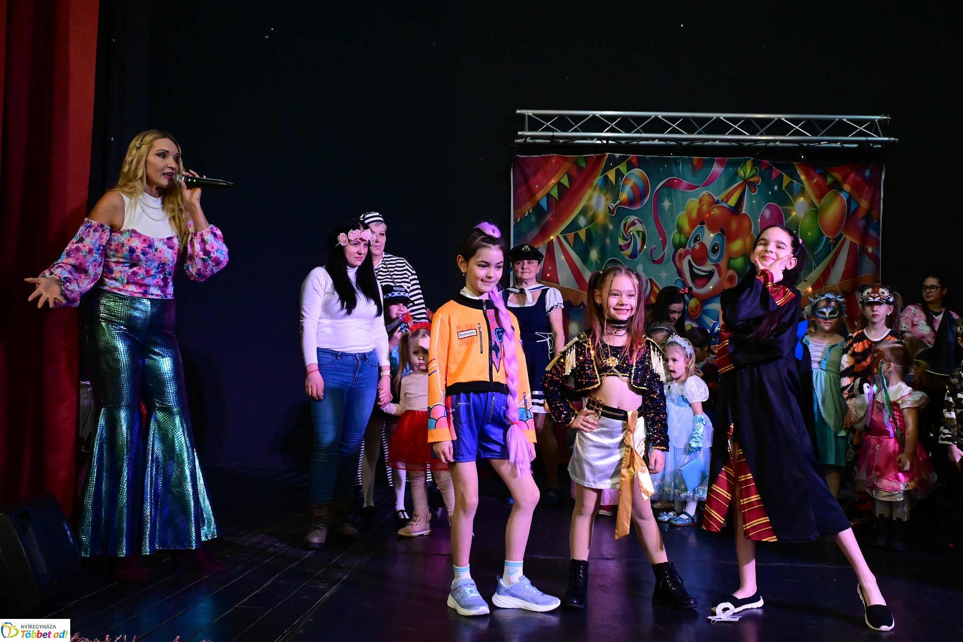 Farsangi forgatag a Kölyökvárban