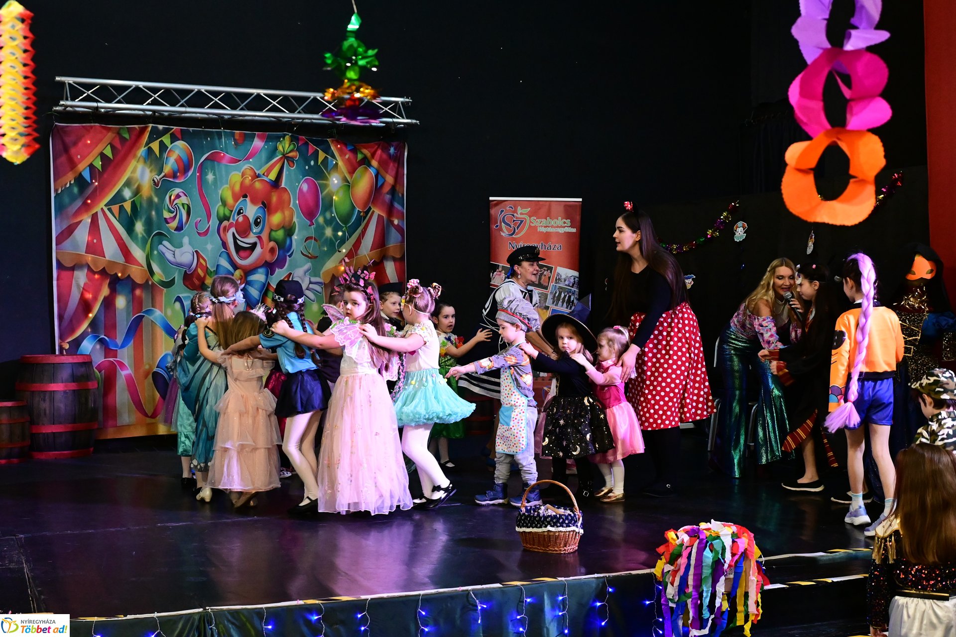 Farsangi forgatag a Kölyökvárban