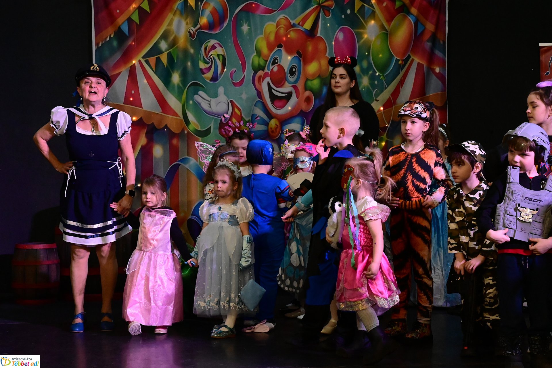 Farsangi forgatag a Kölyökvárban