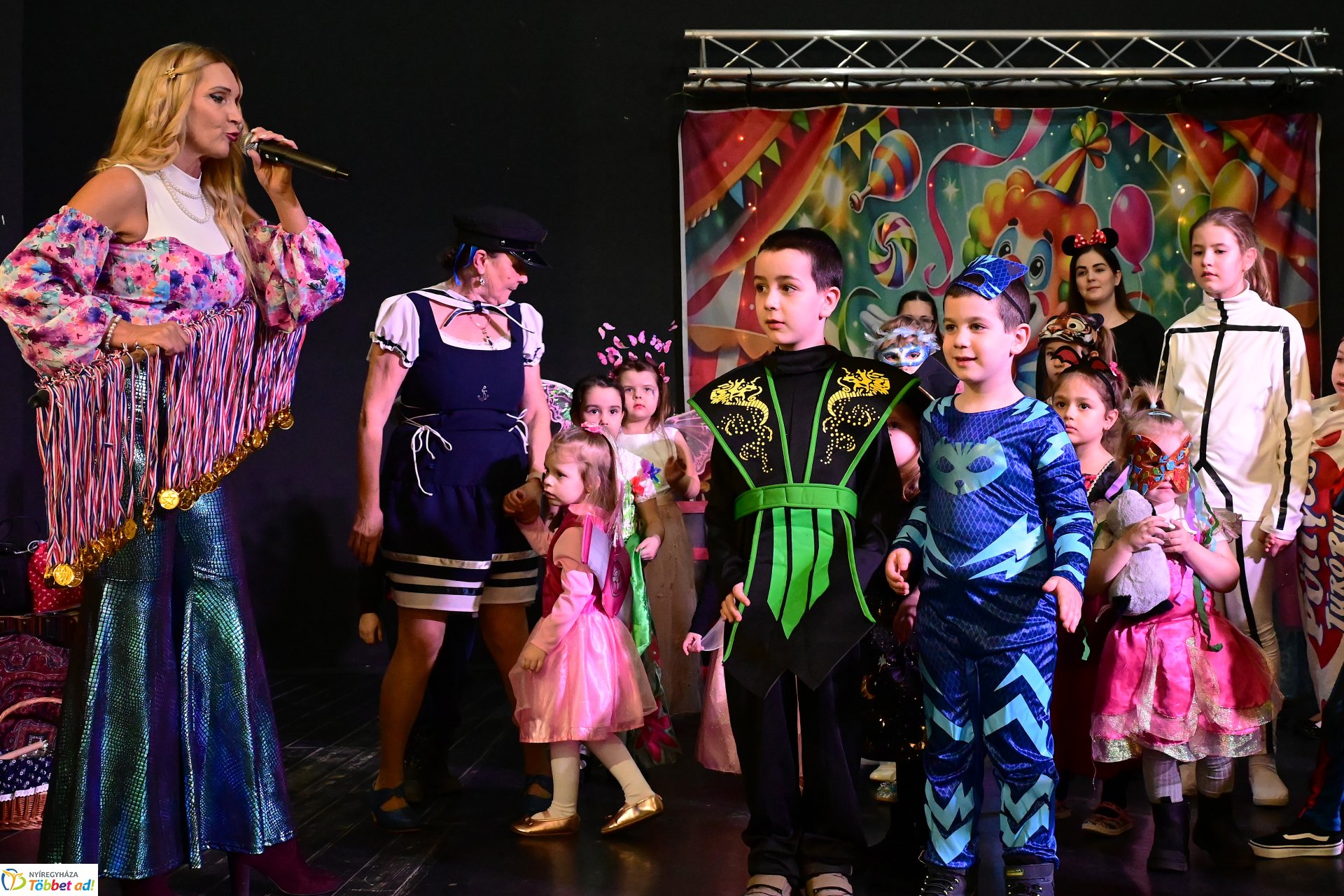 Farsangi forgatag a Kölyökvárban